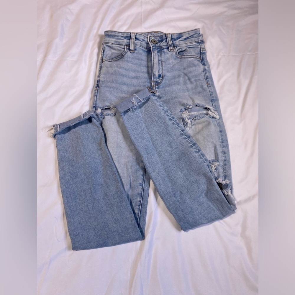 American Eagle blue jeans. (000)